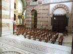  Cathédrale, bancs pour les fidèles